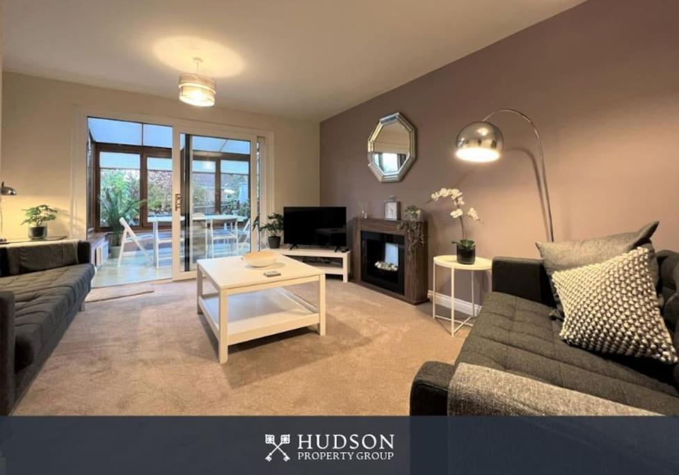 Villa Telford Townhouse With Parking And Garden Exterior foto